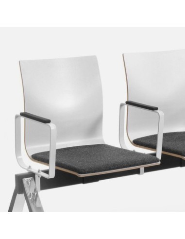 Version avec accoudoirs en cuir de la chaise sur poutre Orte banc d'accueil professionnel