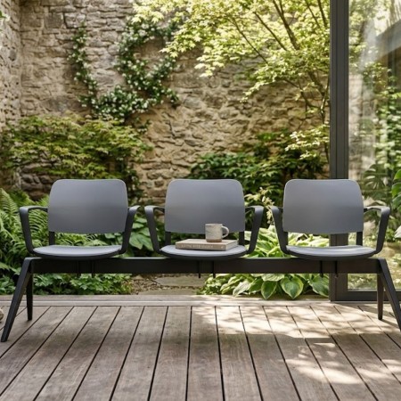 Banc 3 places accoudoirs fermés coques plastique gris structure noire poutre noire piètement incliné pour salle d’attente Volo 2