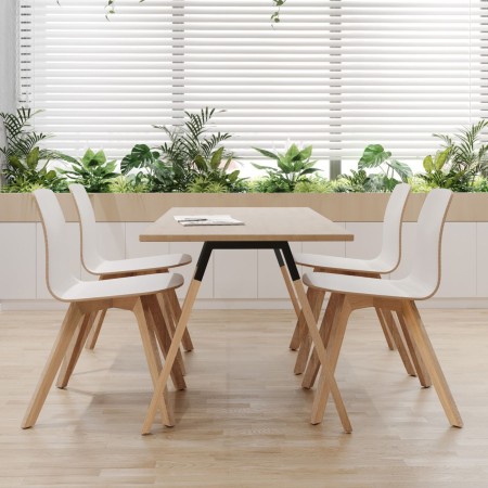 Table cafétéria design Orte bois massif et métal dans cafétéria entreprise à Lausanne.