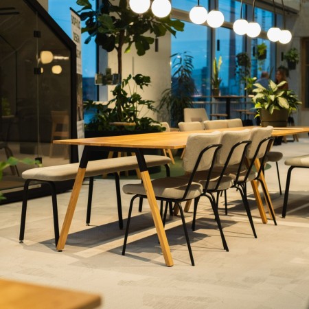 Table cafétéria entreprise Orte plateau noir pied bois massif et métal 2