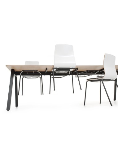 Tables de cantine alignées en espace restauration - Orte