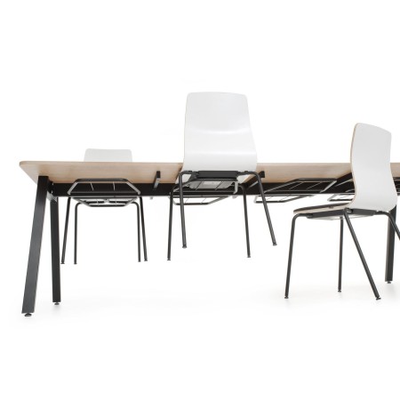 Tables de cantine alignées en espace restauration - Orte