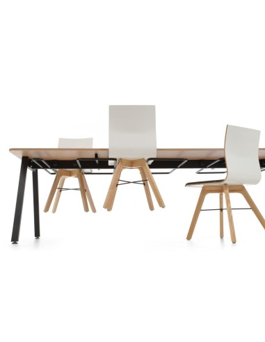 Table cafétéria entreprise Orte avec chaises suspendues sous le plateau.