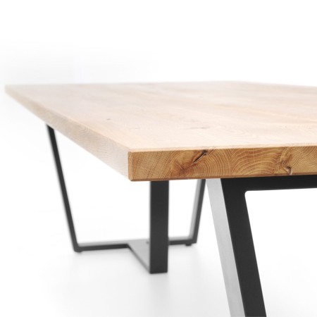 Détail angle plateau bois et piètement métal - Tables:conference