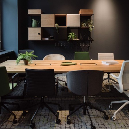 Table de réunion bois dans salle de conseil - Tables:conference
