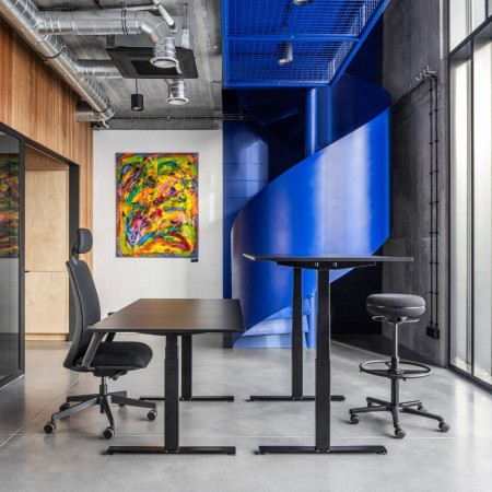 Bureau réglable en open space moderne - Tables:hr