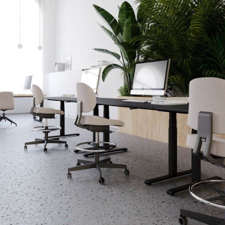 Bureau réglable avec plantes et décoration - Tables:hr