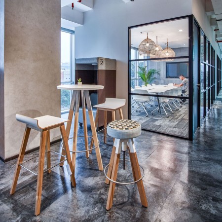 Tabouret haut design pieds bois et structure métal - Spin 2