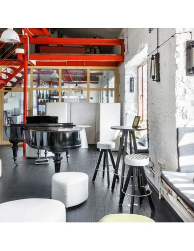 Tabourets hauts en espace café contemporain - Spin