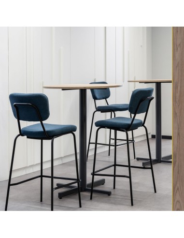 Table haute avec tabourets en espace lounge - Tables:croix