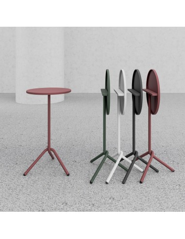 Tables hautes rondes pliables alignées - Tables:out