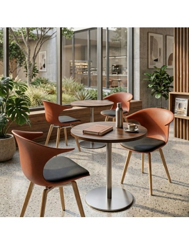 Chaises de restauration design avec assise rembourrée autour de tables rondes dans une cafétéria moderne à Fribourg.