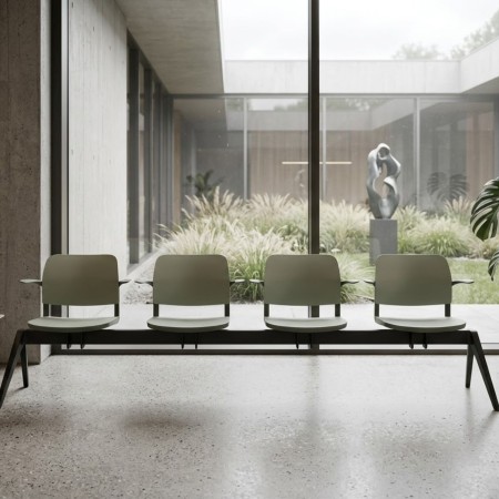 Banc 4 places accoudoirs ouverts coques plastique vert clair structure noire poutre noire piètement incliné Volo VO 224 O 2