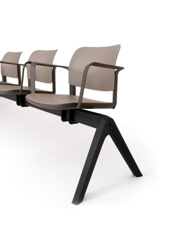 Banc 4 places qui structure l’attente avec accoudoirs fermés Volo de profil