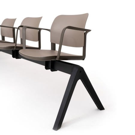 Banc 4 places qui structure l’attente avec accoudoirs fermés Volo de profil