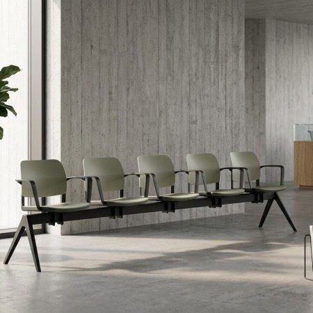 Banc 5 places accoudoirs arrondis coques plastique vert clair structure noire poutre noire piètement incliné Volo VO 225 C 2