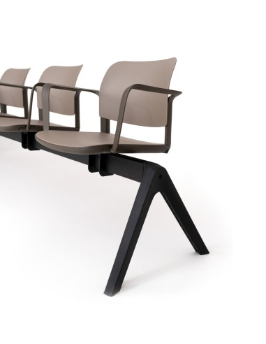 Détail accoudoir arrondi brun Volo cadre latéral pour place mieux définie