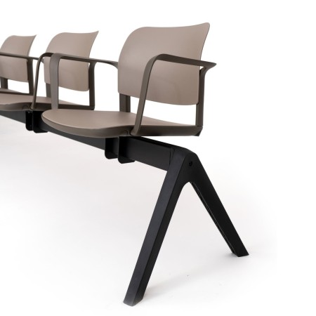 Détail accoudoir arrondi brun Volo cadre latéral pour place mieux définie