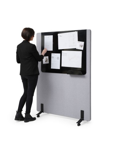 Écran acoustique en feutre avec support pour papiers et annonces design Selva avec roulettes.