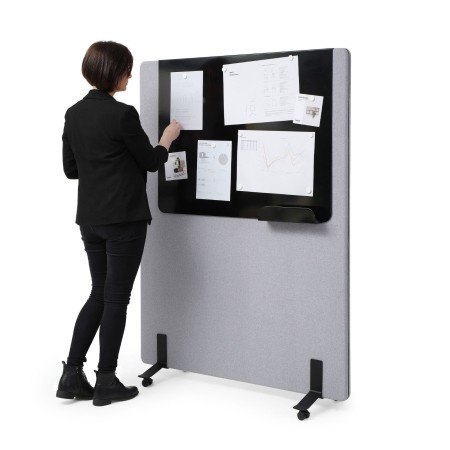 Écran acoustique en feutre avec support pour papiers et annonces design Selva avec roulettes.