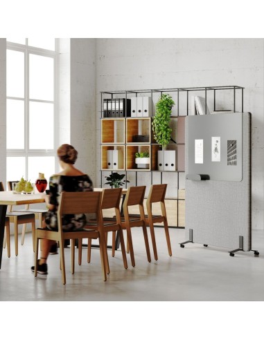 Écran mobile pour calmer le bruit et structurer un open space en salle de réunion à Genève.