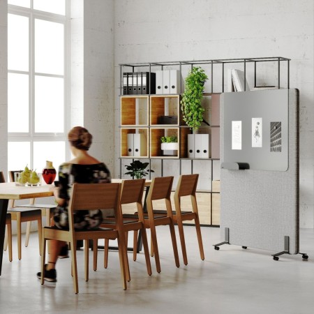 Écran mobile pour calmer le bruit et structurer un open space en salle de réunion à Genève.