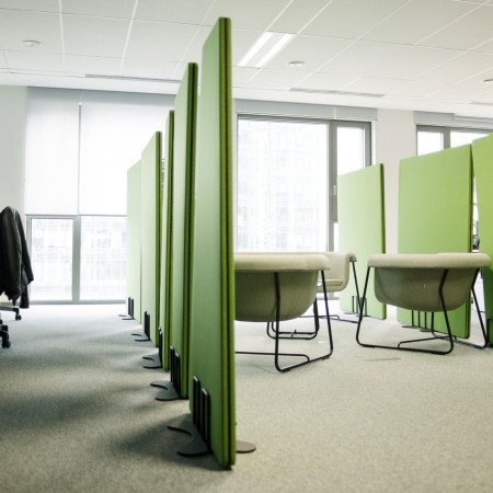 Cloison acoustique 120 cm, tissu vert et connecteurs pour espaces de coworking design Selva