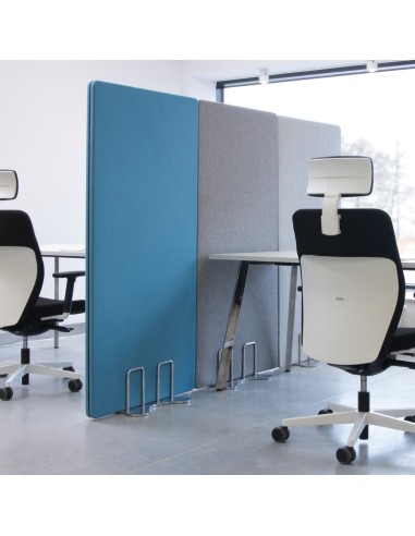 Séparateur de bureau acoustique dans une salle de travail à Sion design Selva.