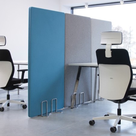 Séparateur de bureau acoustique dans une salle de travail à Sion design Selva.