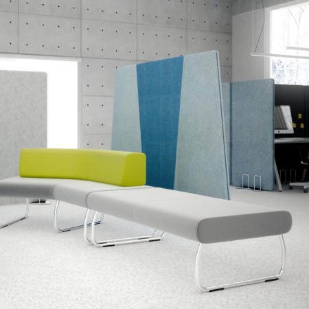 Cloison acoustique trapèze Selva Free SV SC800T vue trois quarts tissu bleu avec pieds métal blancs. 2