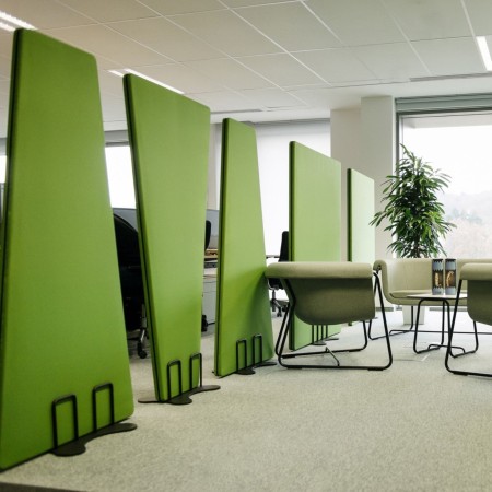 Cloisons acoustiques Selva Free vertes dans un open space à Zurich.