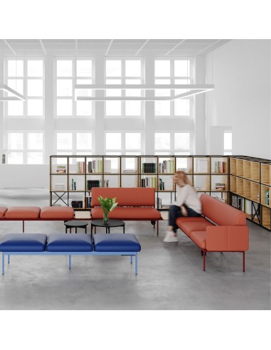 Étagères Saar utilisées en séparation d’espace dans un bureau à Lausanne.