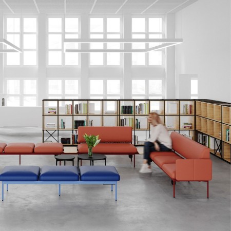 Étagères Saar utilisées en séparation d’espace dans un bureau à Lausanne.