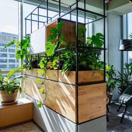 Hall d'entrée accueillant en entreprise avec étagère décorative Saar modulable avec bacs à plantes