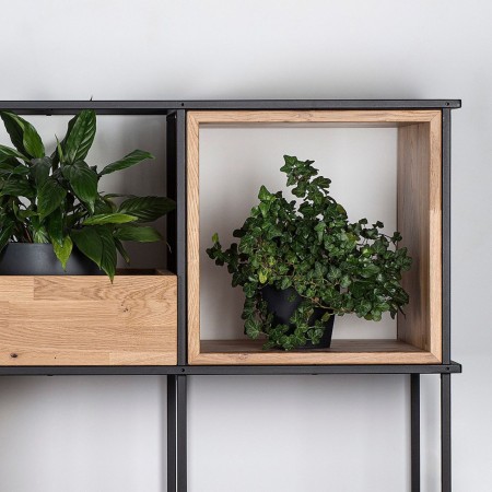 Étagère autoportante Saar avec accessoires en bois ambiance design chaleureuse