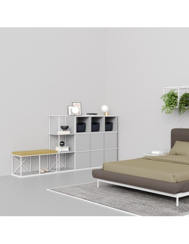 Étagère acier 4x3 modulable Saar dans une chambre style minimaliste en acier avec panneaux tissu.