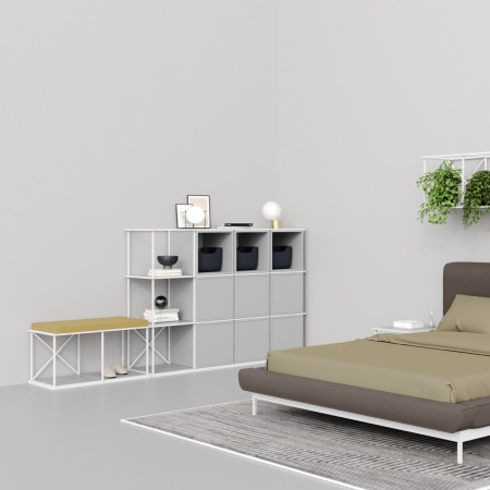 Étagère acier 4x3 modulable Saar dans une chambre style minimaliste en acier avec panneaux tissu.