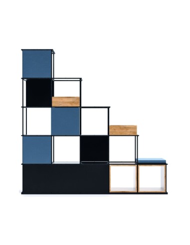 Étagère escalier Saar Modules SM SS 5x5 en acier noir avec cases de rangement.