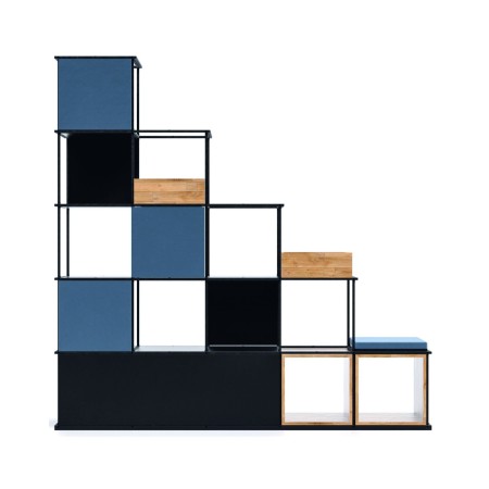 Étagère escalier Saar Modules SM SS 5x5 en acier noir avec cases de rangement.