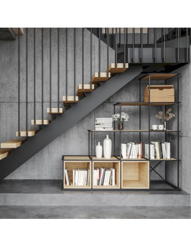 Étagère escalier Saar Modules sous un escalier dans un bureau à Genève, structure acier noir et rangements.