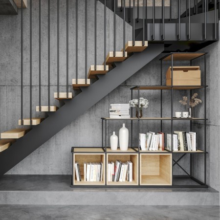 Étagère escalier Saar Modules sous un escalier dans un bureau à Genève, structure acier noir et rangements.