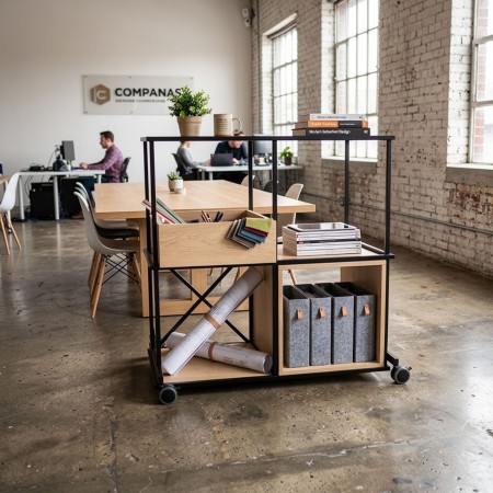 Étagère Saar sur roulettes utilisée en espace de coworking à Genève.