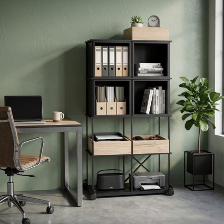 Étagère métallique Saar pour rangement d’équipe dans un bureau à Zurich.