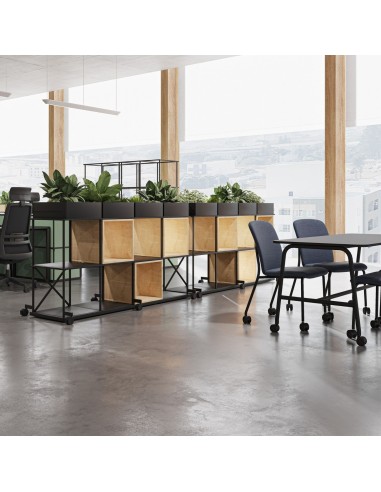 Étagères Saar sur roulettes avec bacs et plantes dans un open space à Zurich.