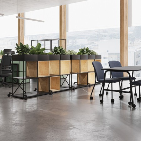 Étagères Saar sur roulettes avec bacs et plantes dans un open space à Zurich.