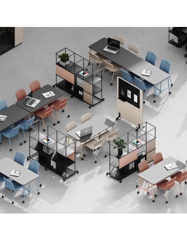 Étagères Saar sur roulettes utilisées pour structurer un espace de travail collaboratif.