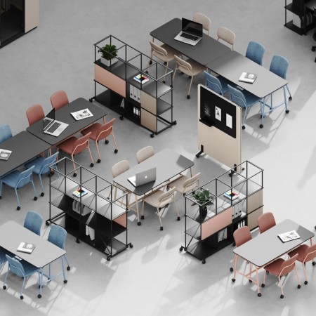 Étagères Saar sur roulettes utilisées pour structurer un espace de travail collaboratif.