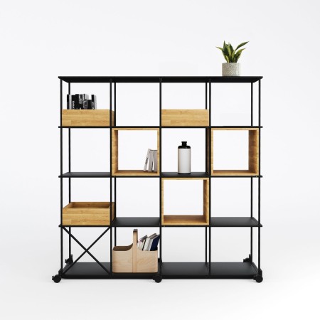 Rangement Saar sur roulettes dans une salle de formation avec accessoires et modules.