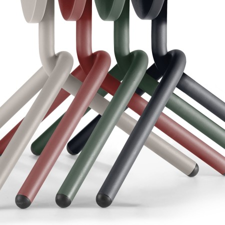 Détail piètement et structure métallique colorée - Tables:out