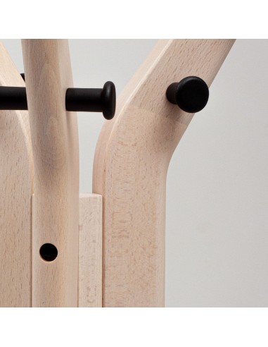 Portemanteau avec crochets en plastique recyclé noir et base design en hêtre clair pour bureau.